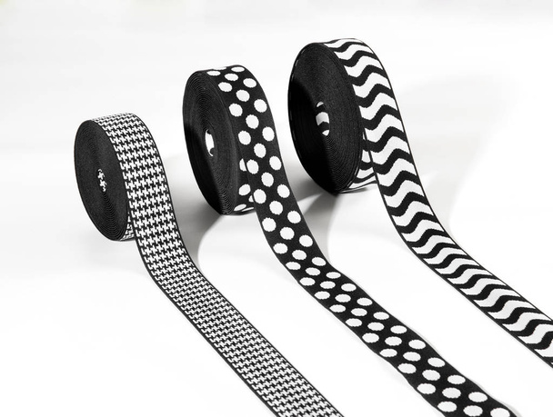 Três rolos de elástico preto e branco decorativo
 - Foto, Imagem