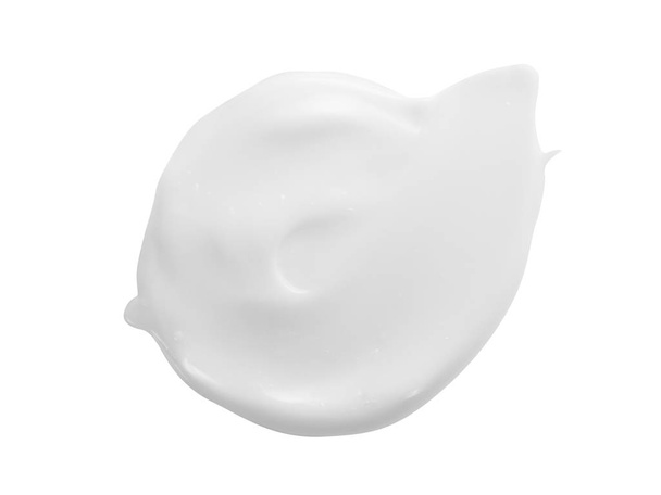 Bílý smetanový šat izolovaný na bílém pozadí. Vzorkovnice pro kosmetické mléko. Textura s krémovou strukturou - Fotografie, Obrázek
