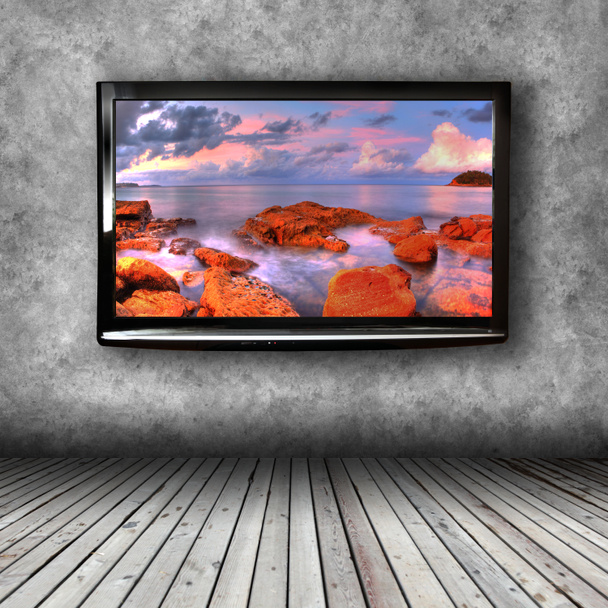 Плазменный телевизор на стене комнаты
 - Фото, изображение