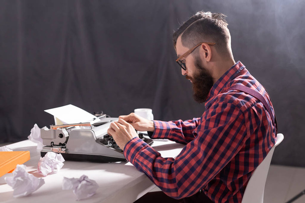 Люди и технологическая концепция - Писатель в окружении клочков бумаги, сосредоточенных на работе
 - Фото, изображение