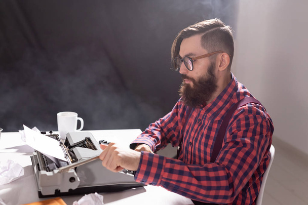 pessoas, escritor e conceito hipster - jovem escritor elegante trabalhando na máquina de escrever
 - Foto, Imagem