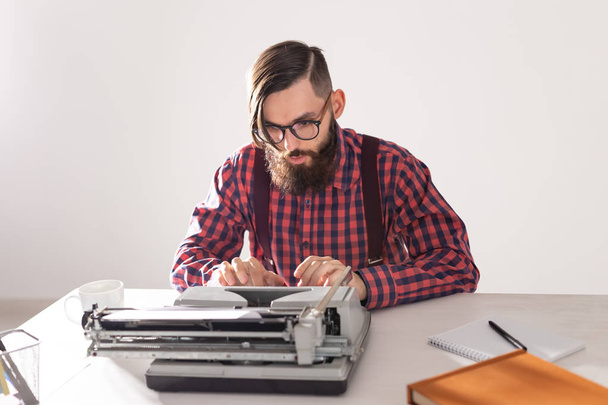 Conceito de pessoas e tecnologia - Retrato de escritor trabalhando em máquina de escrever
 - Foto, Imagem