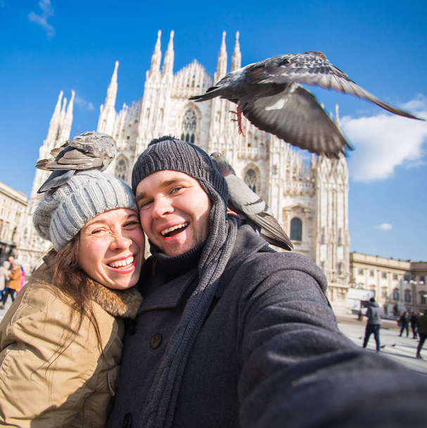 Cestování, Itálie a vtipný pár koncepce - šťastné turisty při autoportrét s holuby před katedrálou Duomo, Milán - Fotografie, Obrázek