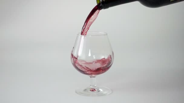Kaatamalla punaviiniä lasiin valkoista taustaa vasten hidastettuna
 - Materiaali, video