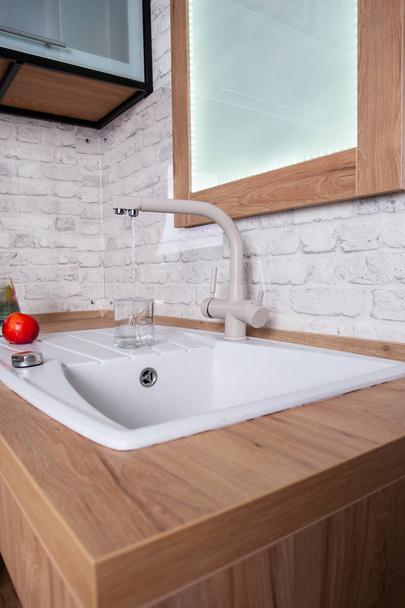 Cam mutfakta musluk suyu ile doldurulur - Fotoğraf, Görsel