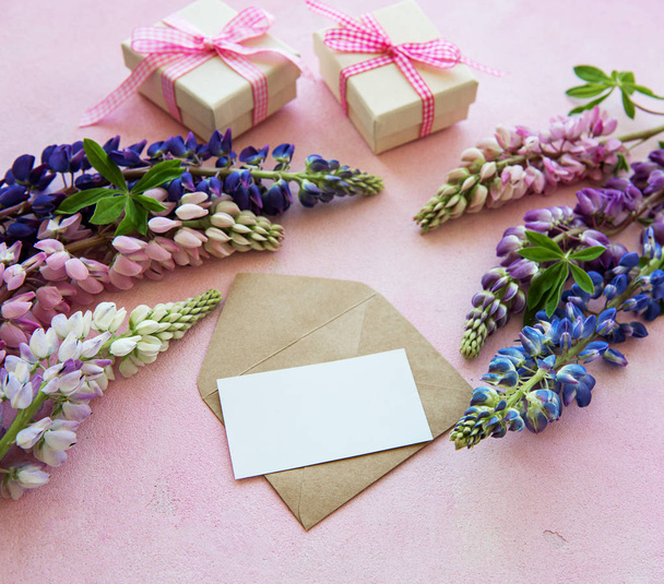 Tarjeta de felicitación burlona con flores de altramuz
 - Foto, imagen