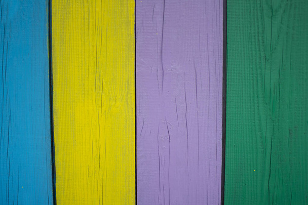 Il colore di sfondo della scheda. Luminosa recinzione in legno con ogni scheda di colore diverso
. - Foto, immagini