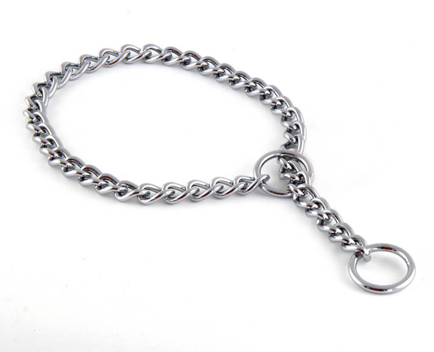 Eisenkettenkragen isoliert auf weißem Hintergrund. Es ist ein Halsband für Hunde. - Foto, Bild