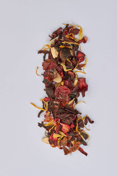 Στεγνά φύλλα τσαγιού ιβίσκου με διάφορα φρούτα. - Φωτογραφία, εικόνα