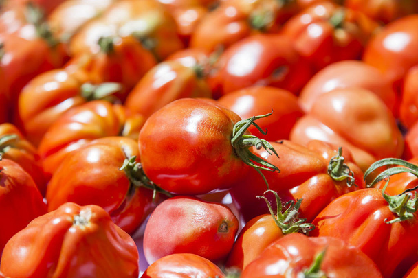  Fresh ripe tomatoes on a market counter - Zdjęcie, obraz