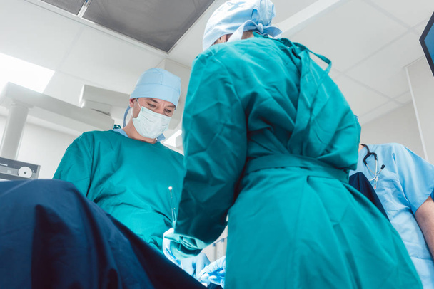 Medical doctors performing operation in hospital - 写真・画像