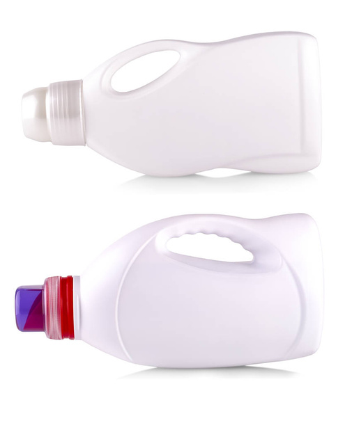 Біла пластикова пляшка з ручкою на білому
 - Фото, зображення