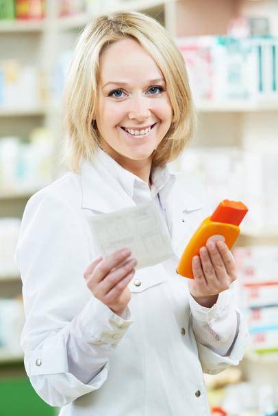 Happy pharmacist woman in pharmacy shop - Foto, imagen