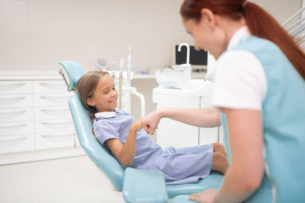 Smiling girl greeting her pleasant dental therapist - Zdjęcie, obraz