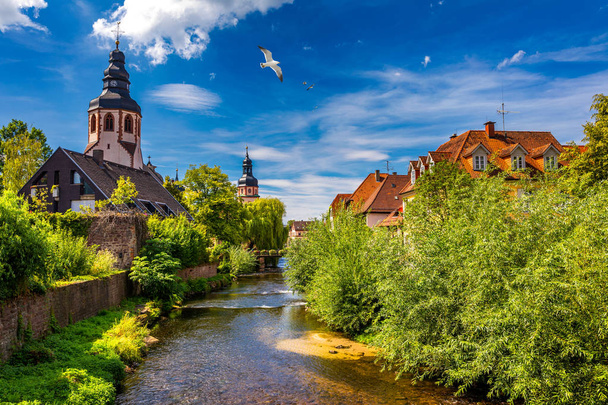 Ettlingen régi városa Németországban egy folyóval és egy templommal. Nézd - Fotó, kép