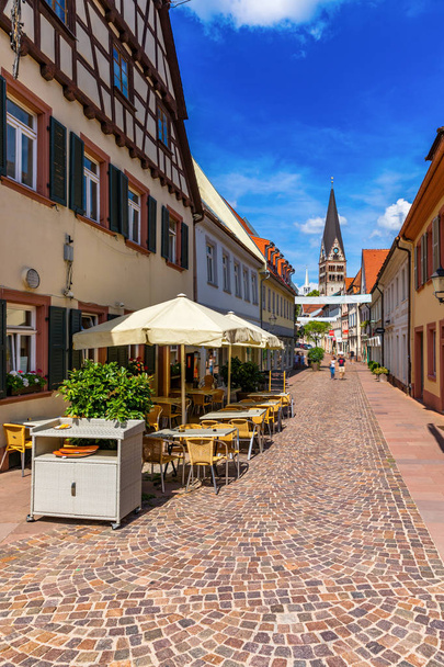 Plaza del mercado con ayuntamiento y torre del ayuntamiento, Ettlingen, Ger
 - Foto, Imagen