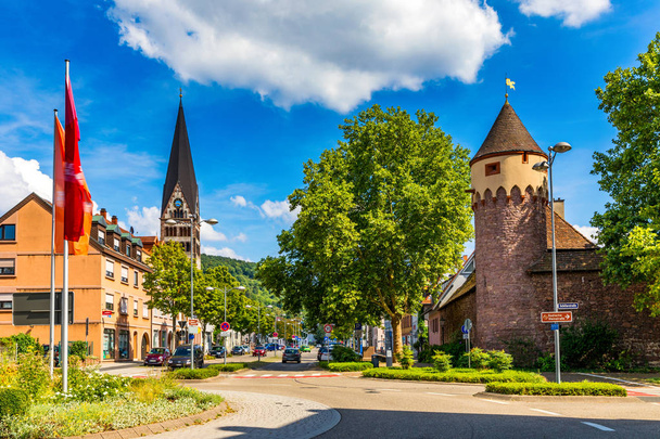 Piazza del mercato con municipio e torre del municipio, Ettlingen, Germania
 - Foto, immagini