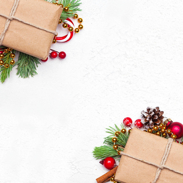 Χριστουγεννιάτικες χάρτινες δώρα με πράσινο δέντρο ελάτης, κόκκινα μούρα  - Φωτογραφία, εικόνα