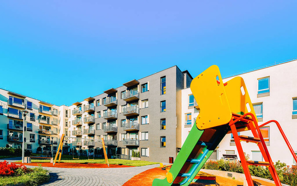 EU modern lakóépületek gyerekjátszótér - Fotó, kép