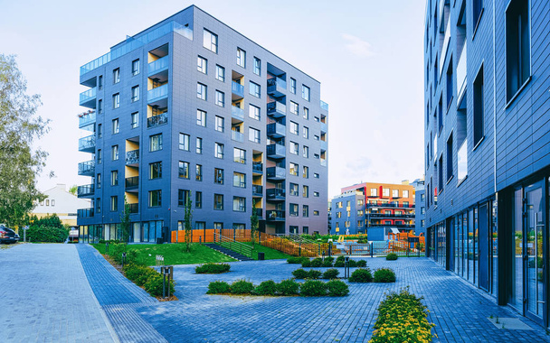 EU modern lakóövezeti apartmanház komplexum szabadtéri létesítményekkel - Fotó, kép