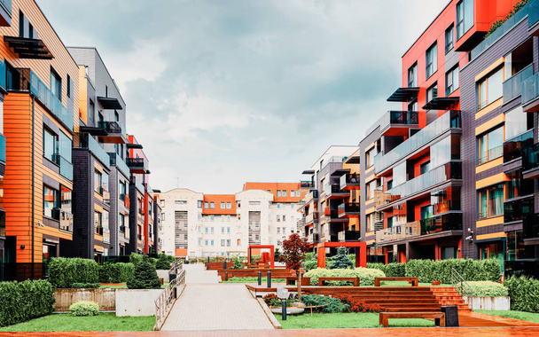UE nowoczesne budynki mieszkalne kwartał z ławkami - Zdjęcie, obraz
