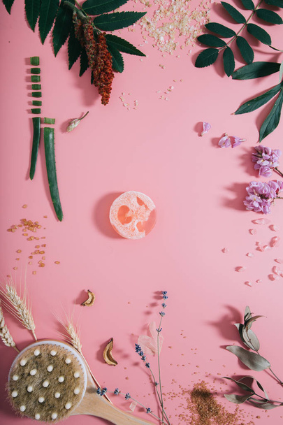 Plan créatif vue du dessus du savon sur papier rose pastel millénial espace de copie de fond. Modèle pour le lettrage texte blogging
 - Photo, image