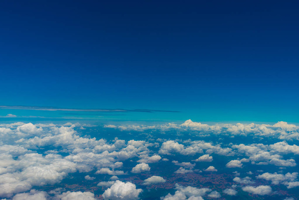 Luftaufnahme blauer Himmel mit flauschigen Wolken - Foto, Bild