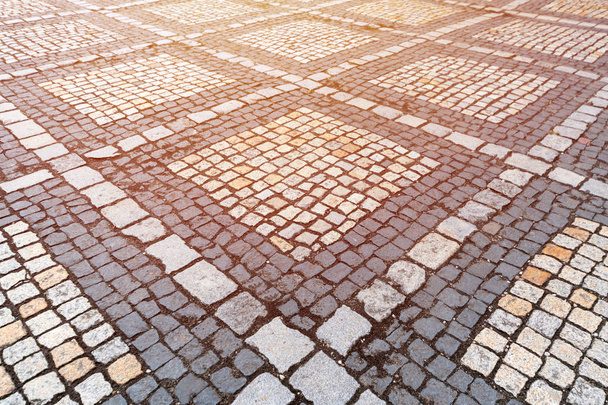 Régi útburkoló kövek mintája. Textúra az ősi német macskaköves a belvárosban. Kis gránit csempék. Antik szürke járdák. - Fotó, kép