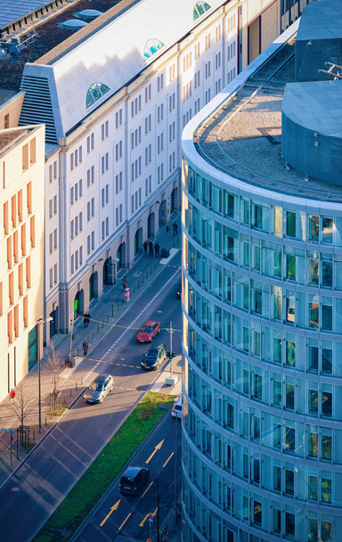 Вид с воздуха на современную архитектуру зданий и дорогу Potsdamer P
 - Фото, изображение