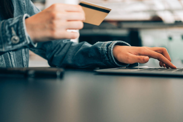 όμορφη γυναίκα που κατέχουν πιστωτική κάρτα χρησιμοποιώντας φορητό υπολογιστή Απολαύστε ψώνια ιστοσελίδα σε απευθείας σύνδεση, ψώνια κοίλο - Φωτογραφία, εικόνα
