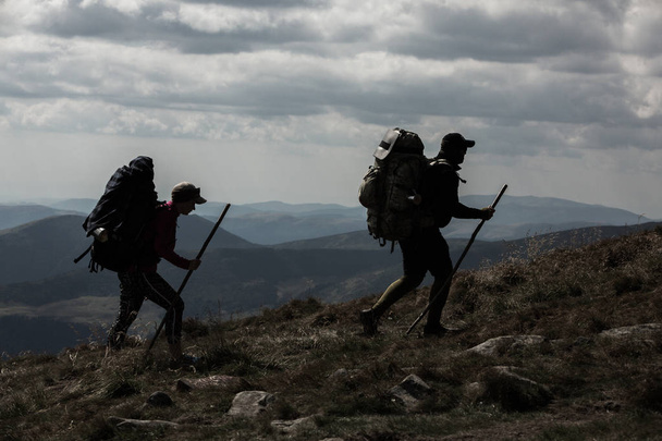 Reisende mit Rucksack und Bergpanorama. Wanderer mit Rucksack steht auf einem Berg. - Foto, Bild