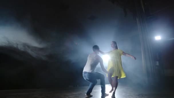 Due ballerini un uomo e una donna corrono l'uno verso l'altro e un partner maschio solleva una donna in un abito giallo tra le braccia e ruota in aria eseguendo il supporto superiore
 - Filmati, video