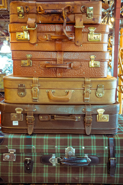 Vintage maletas de cuero viejo maltratado
 - Foto, imagen