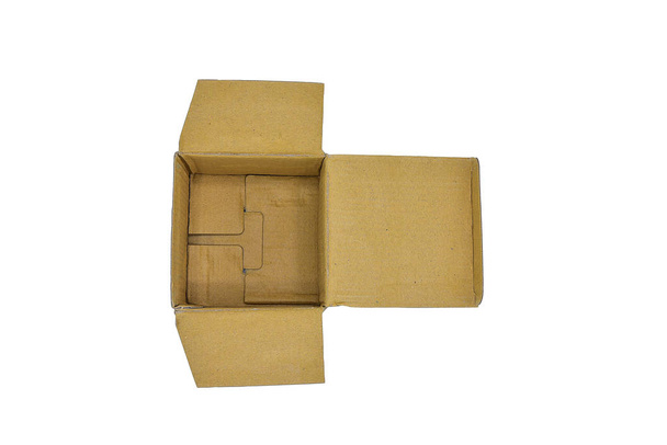 Hnědá krabice je otevřená na bílém pozadí, které je příjemné používat - Fotografie, Obrázek
