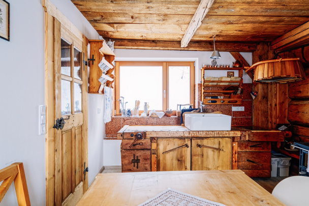 Diseño moderno de la cocina de madera del hogar Mesa interior y fregadero
 - Foto, Imagen