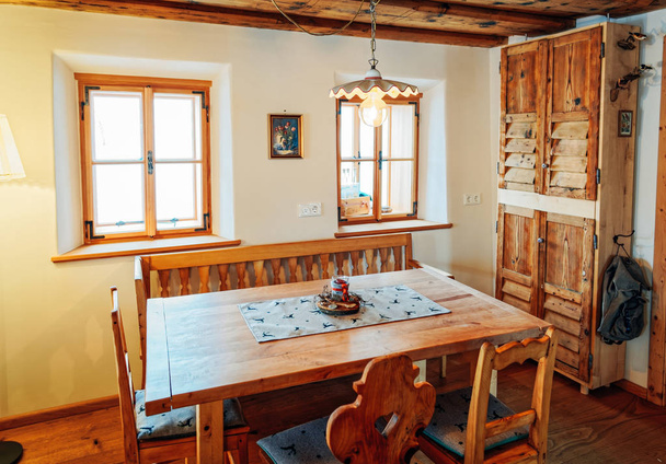 Design moderno de casa cozinha de madeira Mesa interior com cadeiras
 - Foto, Imagem