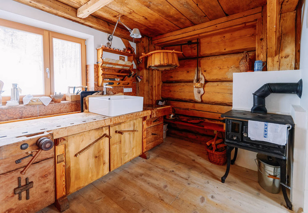 Design moderno de casa de madeira da cozinha Interior do forno pia
 - Foto, Imagem