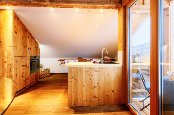 Diseño moderno de la cocina de madera del hogar Interior y nevera fregadero
 - Foto, imagen