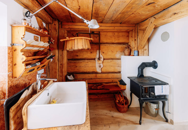 Diseño moderno de la cocina de madera del hogar Fregadero interior y horno
 - Foto, Imagen