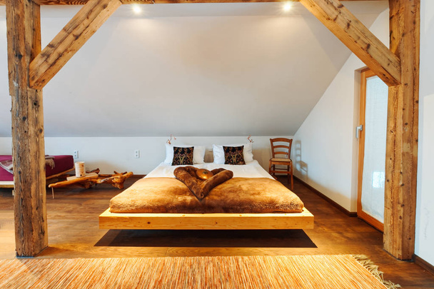 Інтер'єр зі спальнею Сучасний дизайн ліжка
 - Фото, зображення