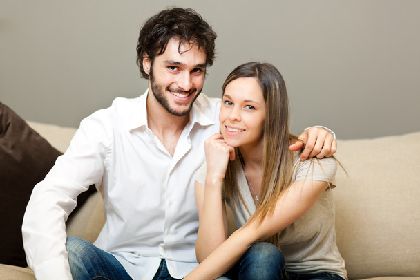 Счастливая пара на диване
 - Фото, изображение