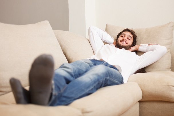 Мужчина отдыхает на диване
 - Фото, изображение