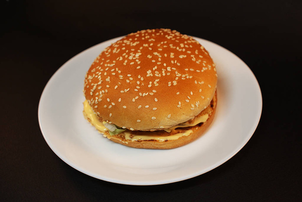 Burger dannoso, fast food su sfondo scuro
. - Foto, immagini