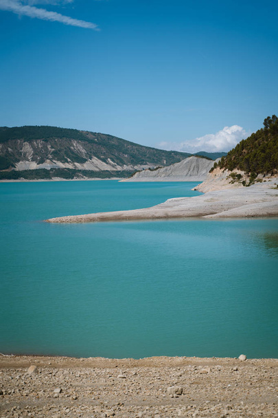 Turquoise water moeras in grond landschap - Foto, afbeelding