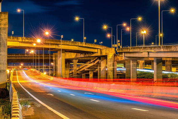 Недоторканність піднятих доріг Швидкісний міст і рух транспорту
  - Фото, зображення