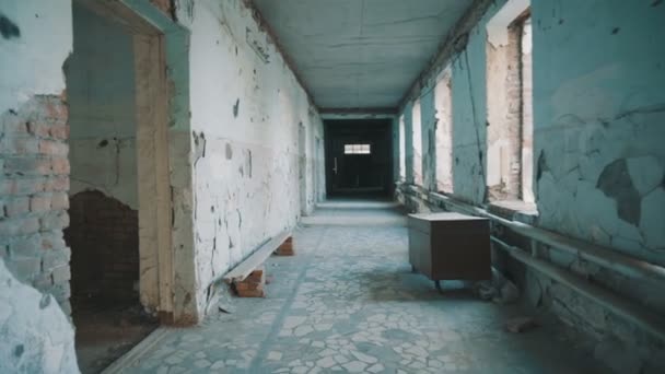 Séta egy elhagyatott épületben - Felvétel, videó