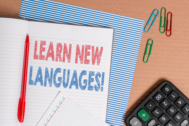 Word szövegírás új nyelveket tanulni. Üzleti koncepció a fejlődő képes kommunikálni az idegen nyelv csíkos kartonpapír notebook karton irodai kellékek chart könyv. - Fotó, kép