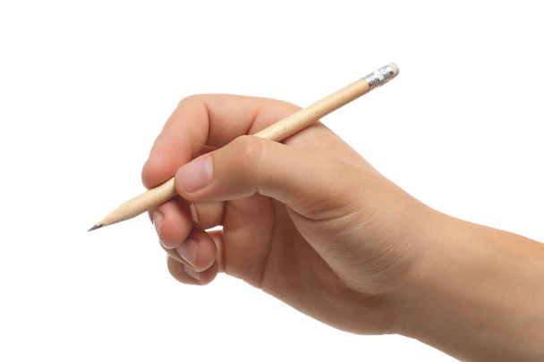 Νέος άνθρωπος κρατώντας μολύβι σε λευκό φόντο, κοντινό πλάνο - Φωτογραφία, εικόνα