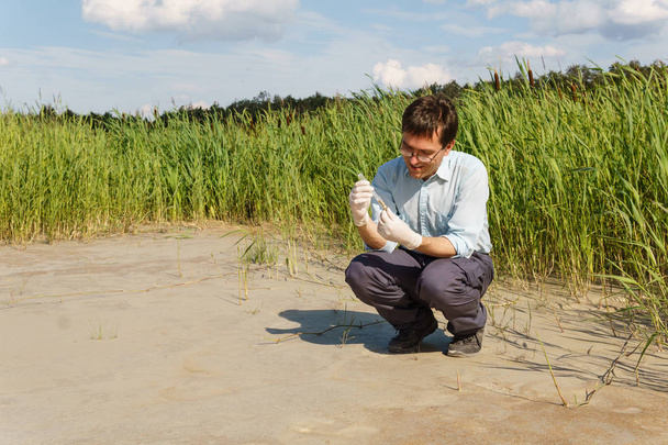 フィールド研究者生物学者がインビトロで土壌サンプルを調べる - 写真・画像