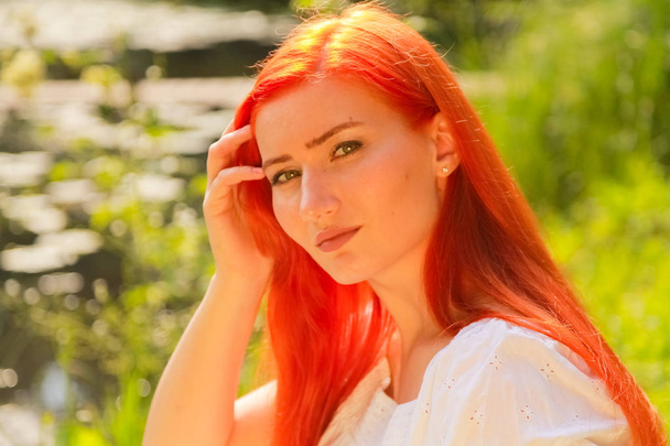 sinnliches Model Mädchen mit orangefarbenen Haaren spaziert im Sommertag - Foto, Bild
